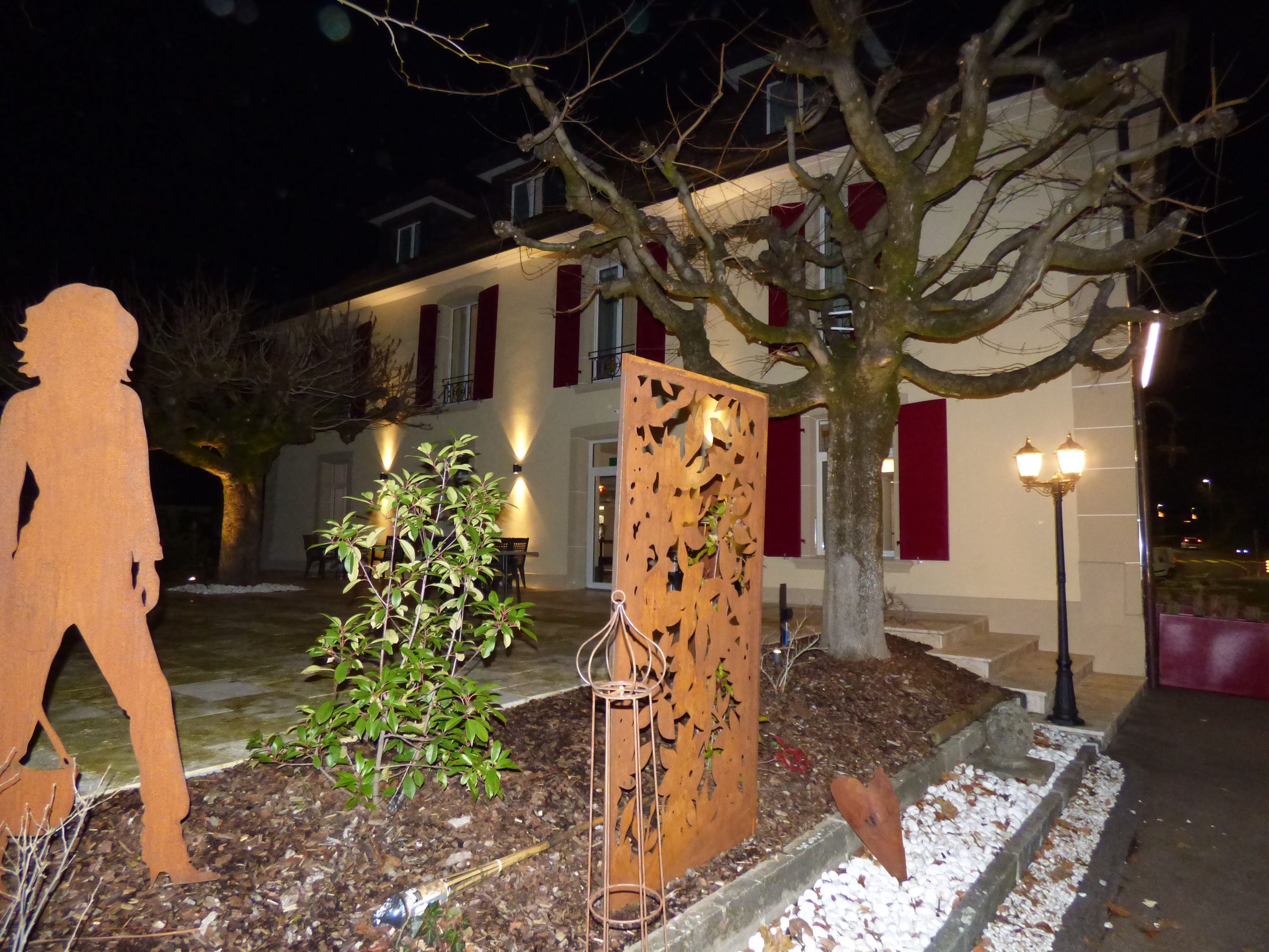 Façade de l'Hôtel La Belle Croix de nuit à Romont