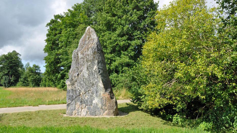 Le plus grand menhir de Suisse — Pierre du Dos à l’Âne